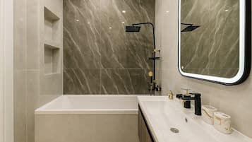 Sèche-cheveux, serviettes fournies, savon, papier toilette