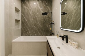 Secadora de cabello, toallas, jabón, papel de baño