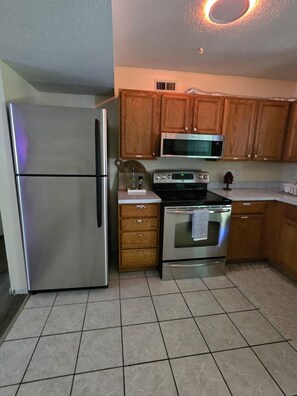 Fridge, microwave, oven, stovetop - Peaceful 2bedroom getaway in East Haven (East Haven)