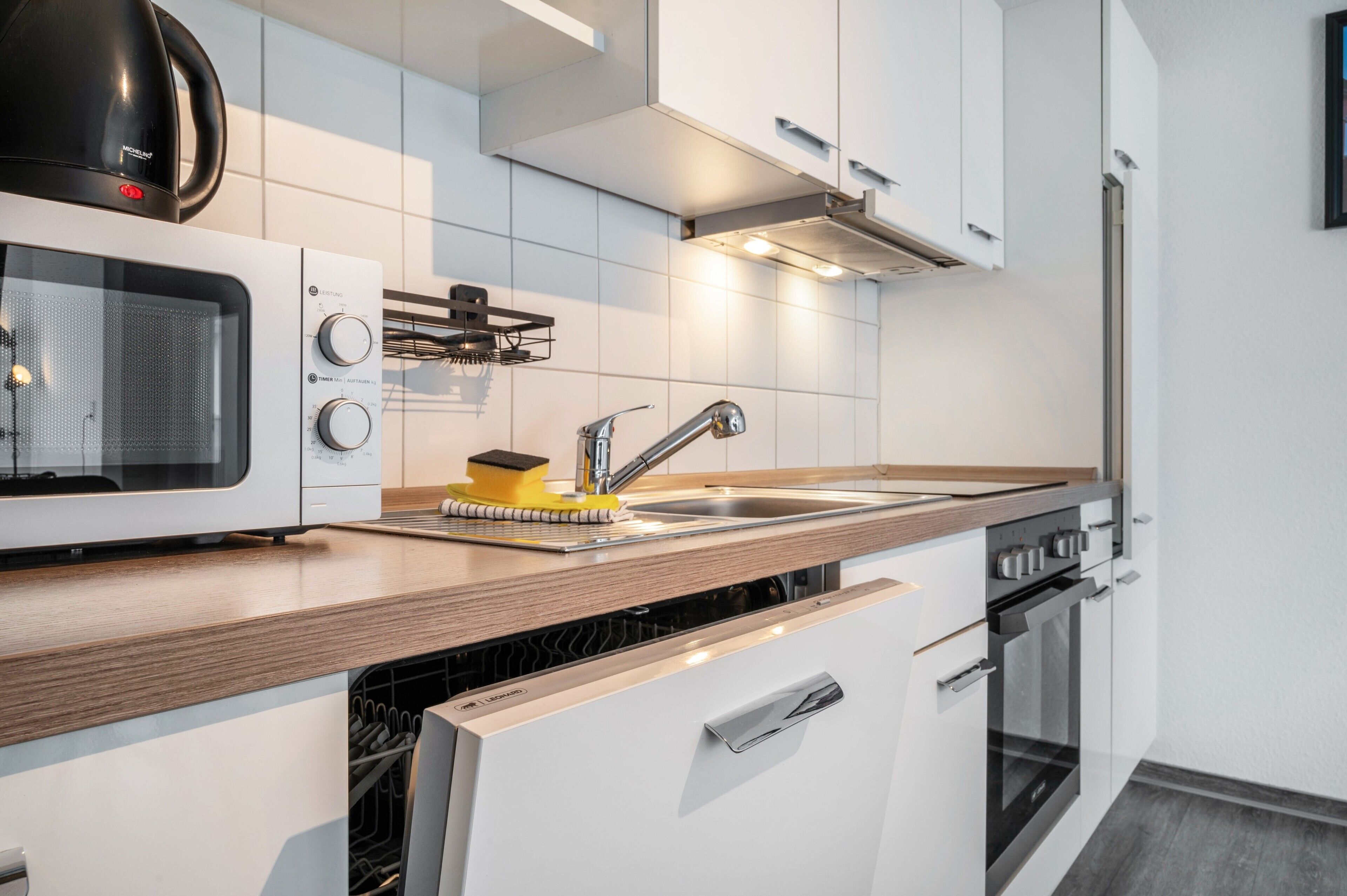 Jääkaappi, mikroaaltouuni, uuni, liesi