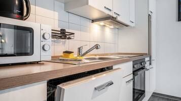 Jääkaappi, mikroaaltouuni, uuni, liesi