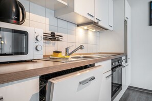 Een koelkast, een microgolfoven, een oven, een kookplaat