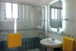 Ducha, secador de pelo, toallas, jabón