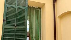 A doorway with green shutters and a green curtain. - La Casa de Rina (Imperia)