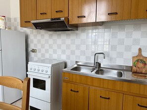 Fridge, oven, cookware/dishes/utensils, dining tables