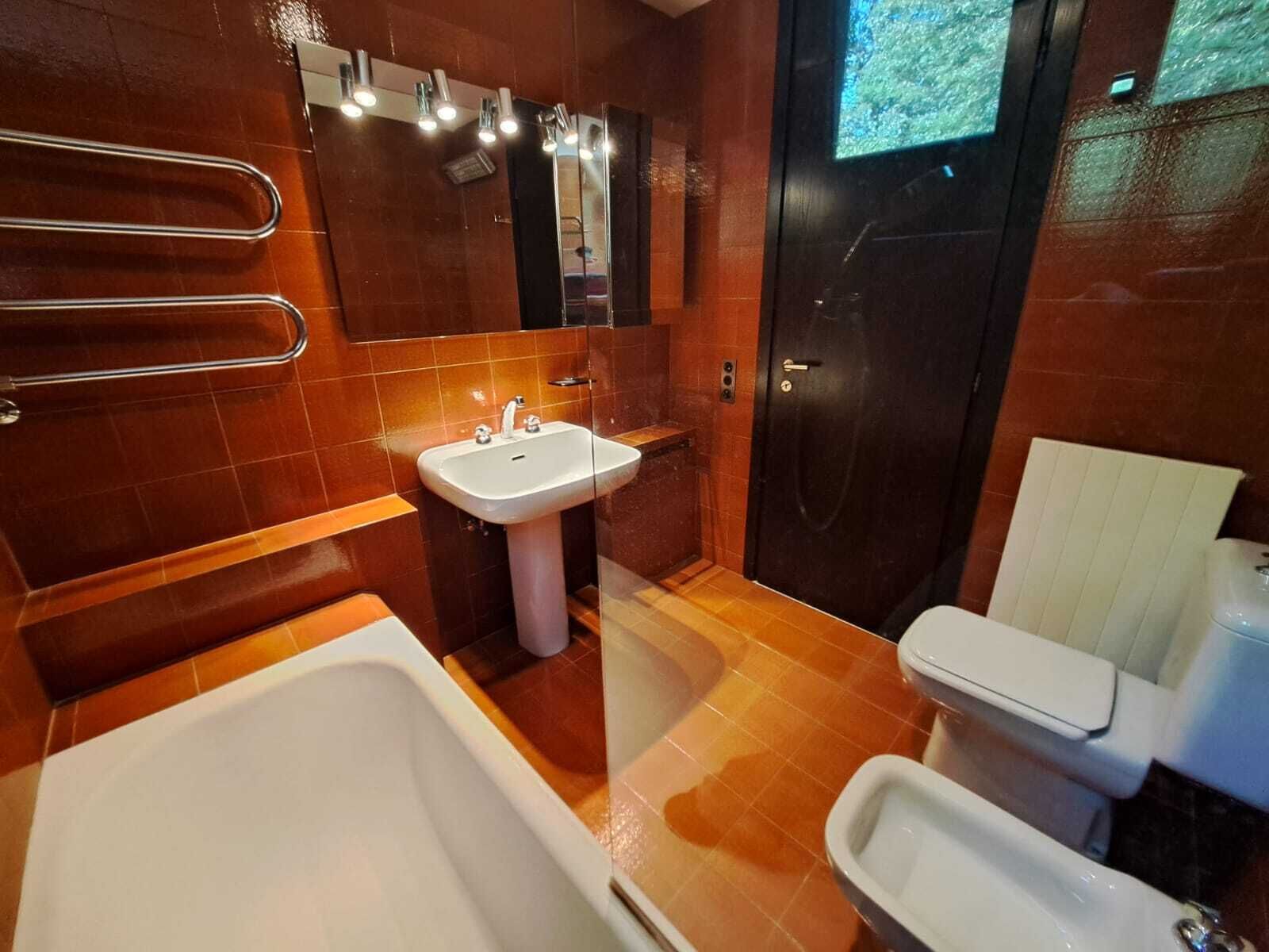 Luxury-Apartment | Badezimmer | Duschwanne, Haartrockner, Handtücher, Seife