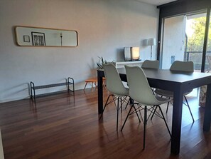 Deluxe Διαμέρισμα | Περιοχή καθιστικού | Τηλεόρα ση με επίπεδη οθόνη