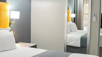 Deluxe kamer, uitzicht op zwembad | Een minibar, een kluis op de kamer, een bureau, een laptopwerkplek