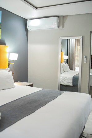 Habitació Deluxe, vistes a la piscina | Minibar, caixa forta a l'habitació i escriptori
