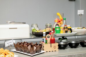 Daily buffet breakfast for a fee - Khayalami Hotel Mbombela (Mbombela)