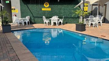 3 piscines extérieures