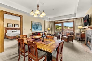 Televisión, chimenea y oficina 