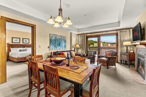 TV, caminetto, studio