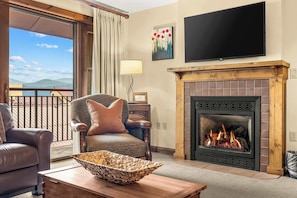 Televisión, chimenea y oficina 