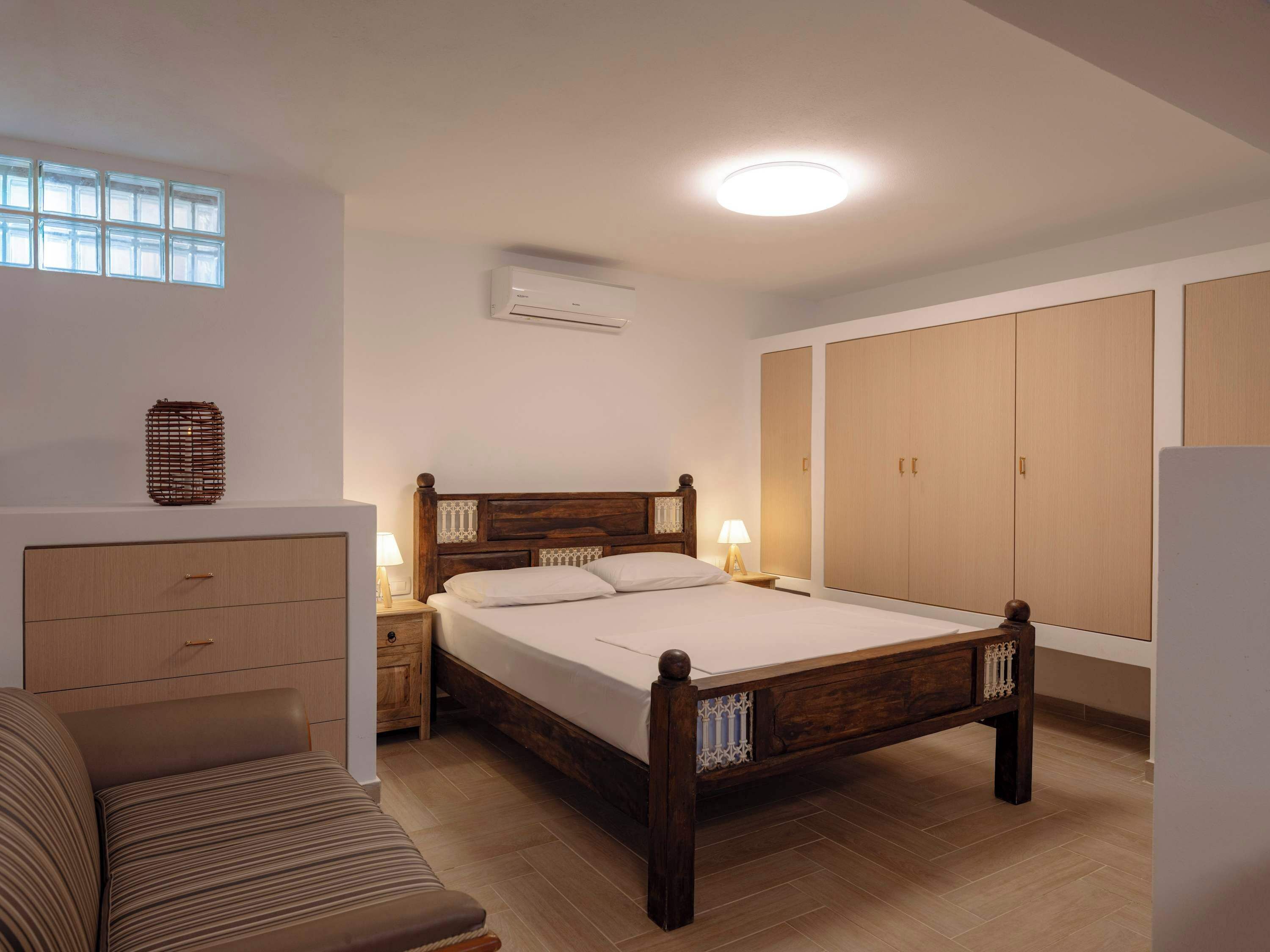 Tabla de planchar con plancha, cuna de viaje, wifi y ropa de cama 