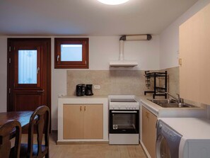 Fridge, oven, coffee/tea maker, toaster - Folegandros Galano Hideaway - Moniasma SeaViews (Ano Meria)
