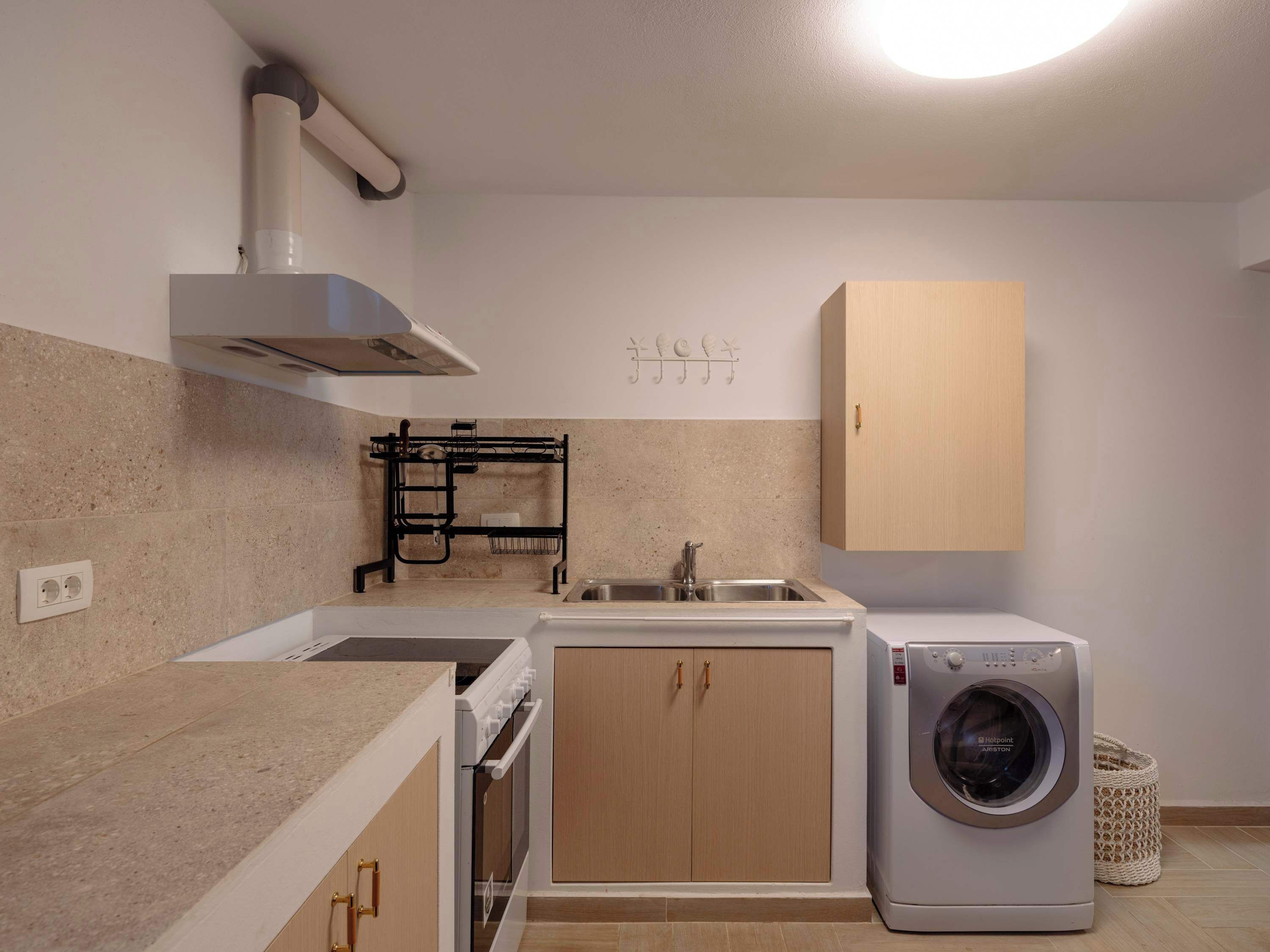 Refrigerador, horno, cafetera y tetera y tostadora 