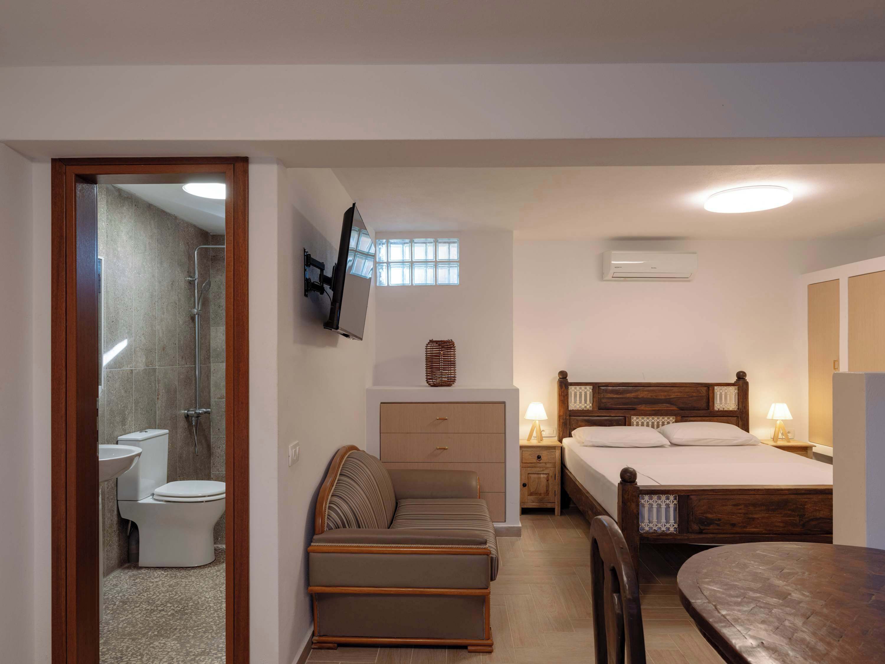 Iron/ironing board, travel cot, WiFi, bed sheets