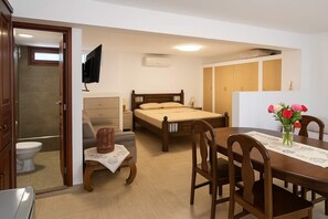Iron/ironing board, travel cot, WiFi, bed sheets