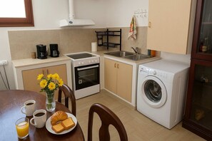 Fridge, oven, coffee/tea maker, toaster