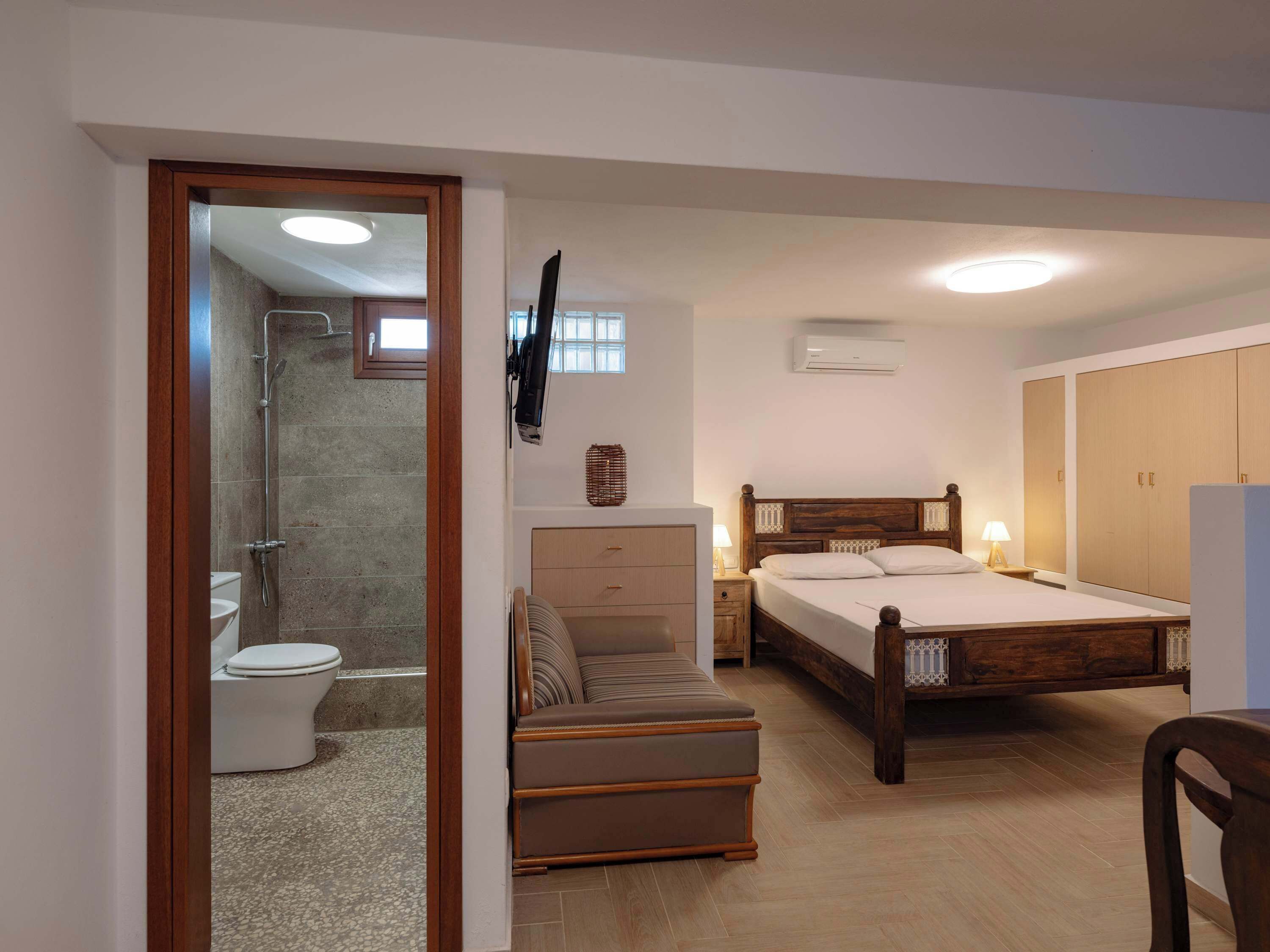 Fer et planche à repasser, lit parapluie, Wi-Fi, draps fournis