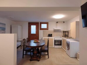 Fridge, oven, coffee/tea maker, toaster - Folegandros Galano Hideaway - Moniasma SeaViews (Ano Meria)