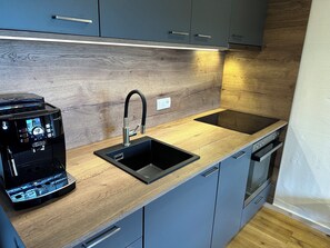 Ovn, kokeplater og oppvaskmaskin