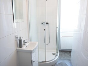 Deluxe Double Room, Courtyard View | Bathroom - La Perla (Międzyzdroje)