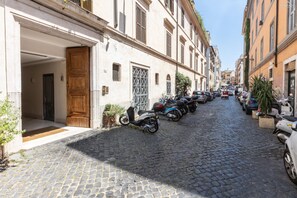 Check-in/check-out kiosk