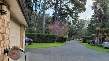 House, 5 Bedrooms, Balcony, Garden View | Property grounds