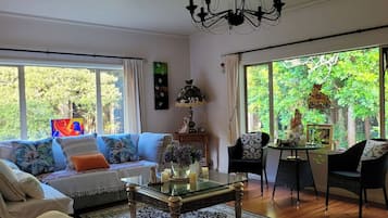 Ferienhaus, 5 Schlafzimmer, Balkon, Gartenblick | Wohnzimmer