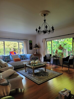 House, 5 Bedrooms, Balcony, Garden View | Living room