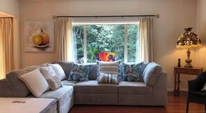 House, 5 Bedrooms, Balcony, Garden View | Living room