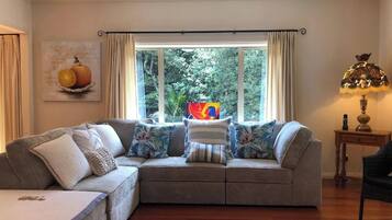 House, 5 Bedrooms, Balcony, Garden View | Living room