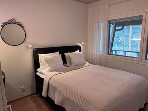 2 bedrooms, iron/ironing board, WiFi, bed sheets