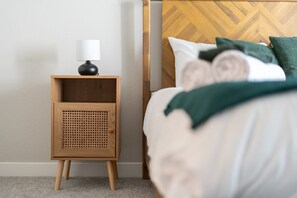 1 bedroom, desk, iron/ironing board, free WiFi - Charming Tempe 1BR Designer Furnishings, Patio & Gym (Tempe)
