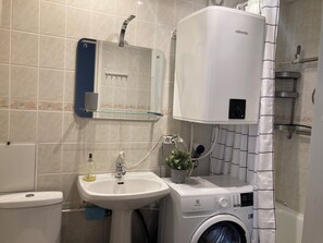 Secadora de cabello, toallas, jabón, papel de baño