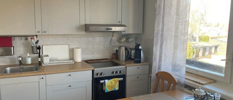 Een koelkast, een microgolfoven, een oven, een kookplaat
