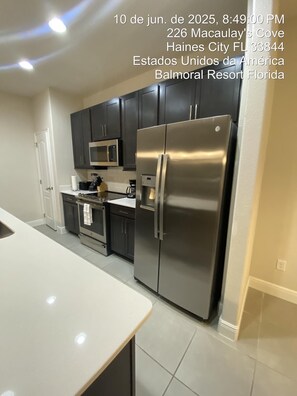 Een microgolfoven, een oven, een vaatwasser