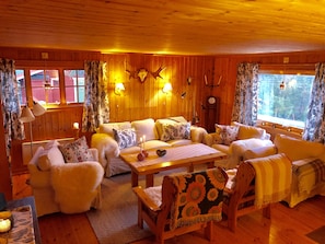 TV, fireplace - Magical west view in Sälen, 8 beds in 3 bedrooms in cozy spacious log cabin (Dalarnas län)