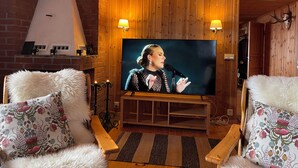 A cozy living room with a television, wooden walls, and a fireplace. - Magical west view in Sälen, 8 beds in 3 bedrooms in cozy spacious log cabin (Dalarnas län)