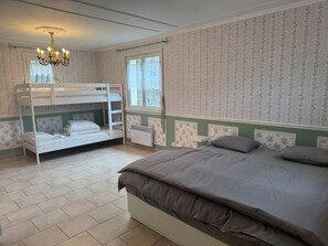 3 chambres, fer et planche à repasser, accès à Internet, literie fournie