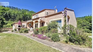 A two-story house with a garden, a barbecue area, and a large window. - Lovely, cosy villa in the Cévennes (Chamborigaud)