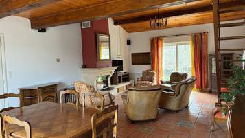 Télévision, cheminée