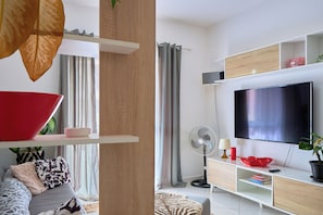 TV connectée, livres, chaîne hi-fi