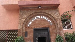 A building facade with a sign reading "HOLIDAYS APPARTE". - holidaysapparte-marrakech (Marrakech)