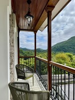 Habitación doble superior, baño privado, vistas al valle | Sábanas de algodón egipcio y ropa de cama de alta calidad