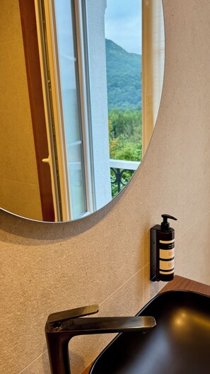 Shower, hair dryer, slippers, towels - Hotel Quinta Solera (Oviedo)