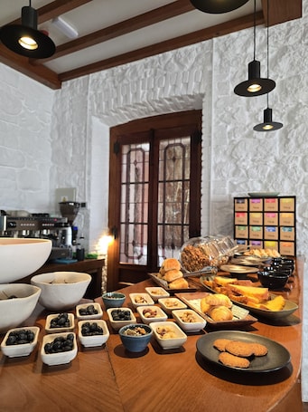 Daily buffet breakfast for a fee. Hotel Quinta Solera