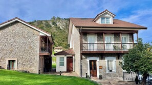 Front of property - Hotel Quinta Solera (Oviedo)